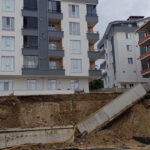 Sinopta korku dolu anlar apartmanin istinat duvari yagis sonrasi coktu rApKKHM9