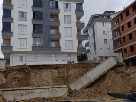 Sinopta korku dolu anlar apartmanin istinat duvari yagis sonrasi coktu rApKKHM9